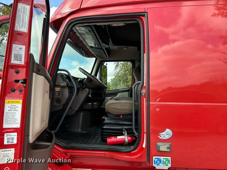 image for item NQ9863 2015 Volvo VNL  semi truck