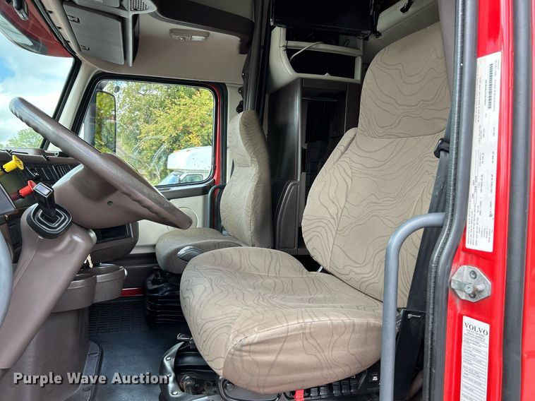 image for item NQ9863 2015 Volvo VNL  semi truck