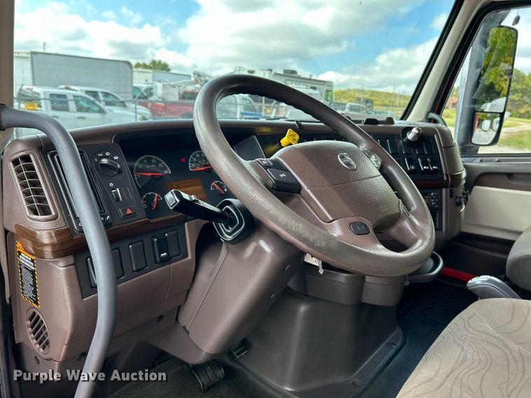 image for item NQ9863 2015 Volvo VNL  semi truck