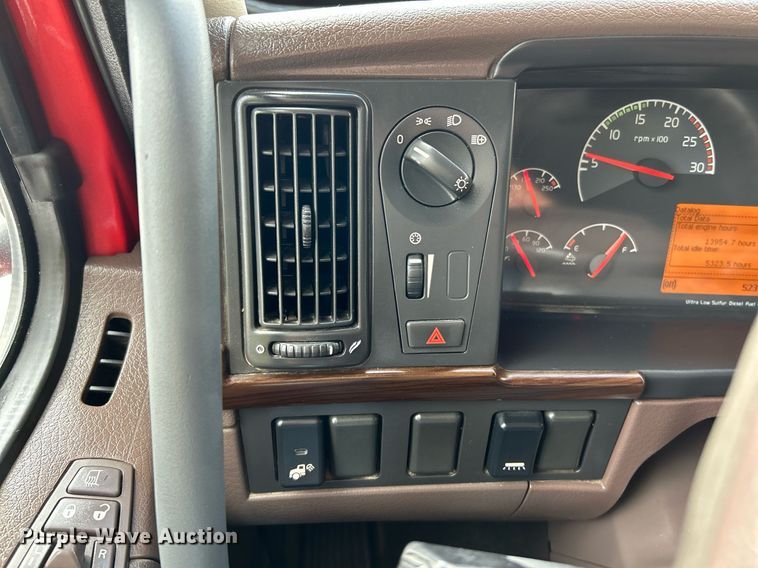 image for item NQ9863 2015 Volvo VNL  semi truck