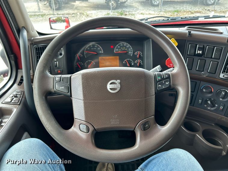 image for item NQ9863 2015 Volvo VNL  semi truck