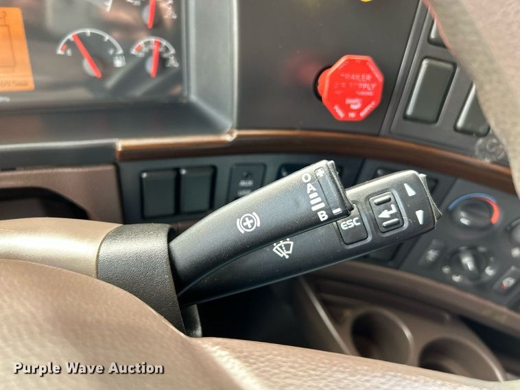 image for item NQ9863 2015 Volvo VNL  semi truck