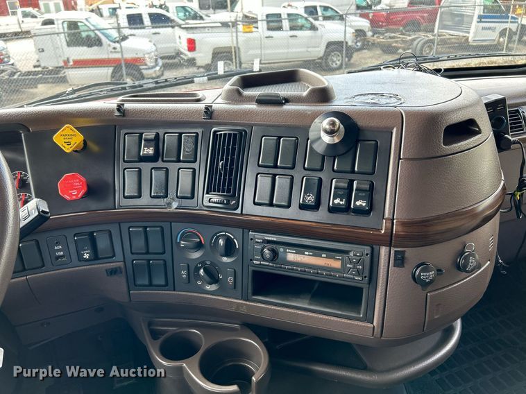 image for item NQ9863 2015 Volvo VNL  semi truck