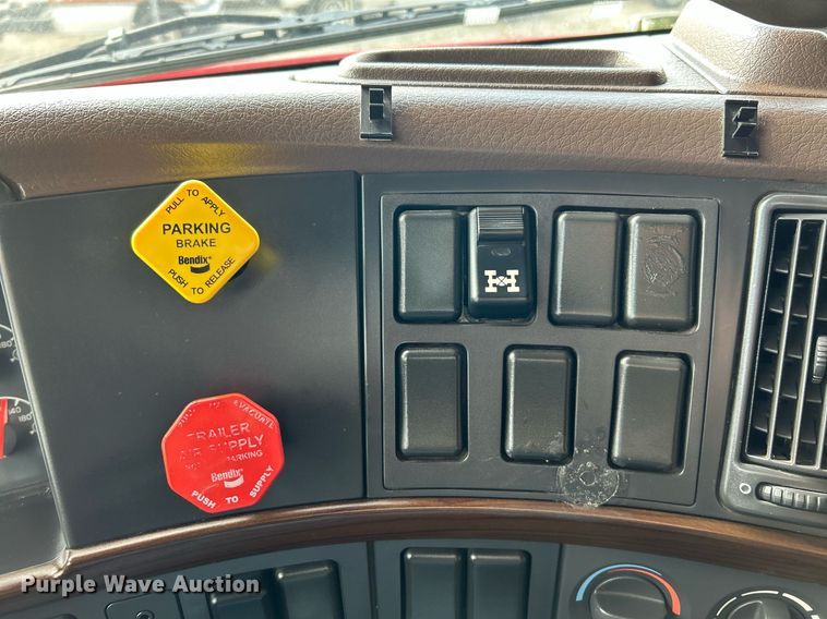 image for item NQ9863 2015 Volvo VNL  semi truck