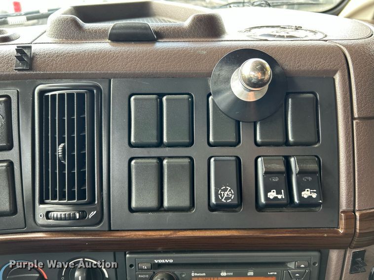 image for item NQ9863 2015 Volvo VNL  semi truck