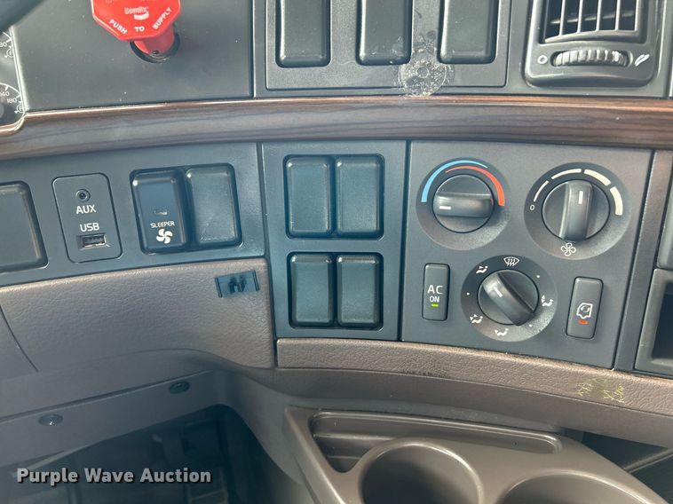 image for item NQ9863 2015 Volvo VNL  semi truck