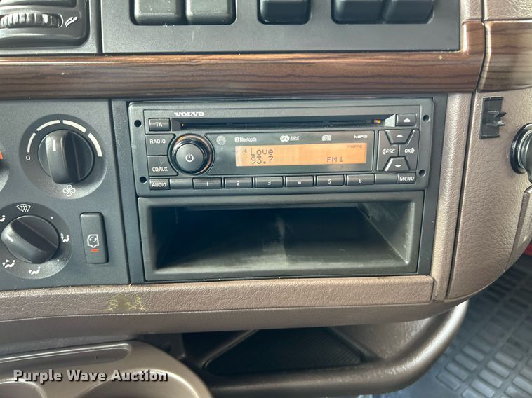 image for item NQ9863 2015 Volvo VNL  semi truck