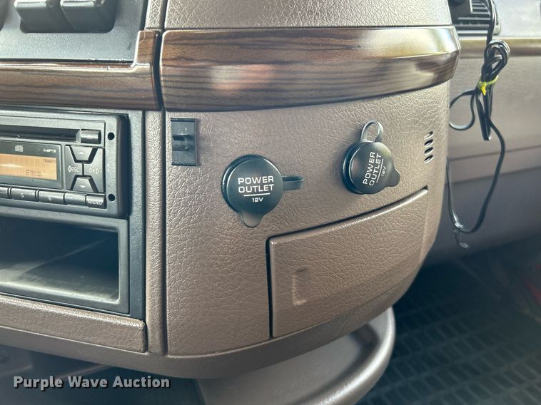 image for item NQ9863 2015 Volvo VNL  semi truck