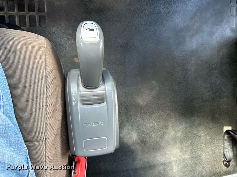 image for item NQ9863 2015 Volvo VNL  semi truck