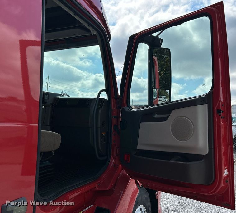 image for item NQ9863 2015 Volvo VNL  semi truck