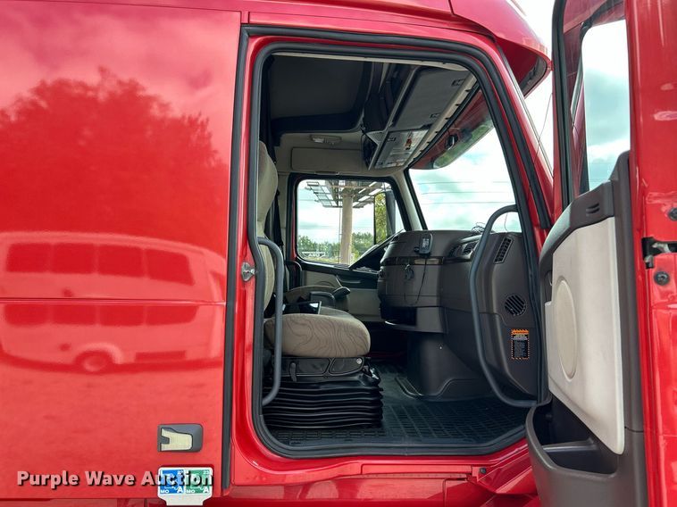 image for item NQ9863 2015 Volvo VNL  semi truck
