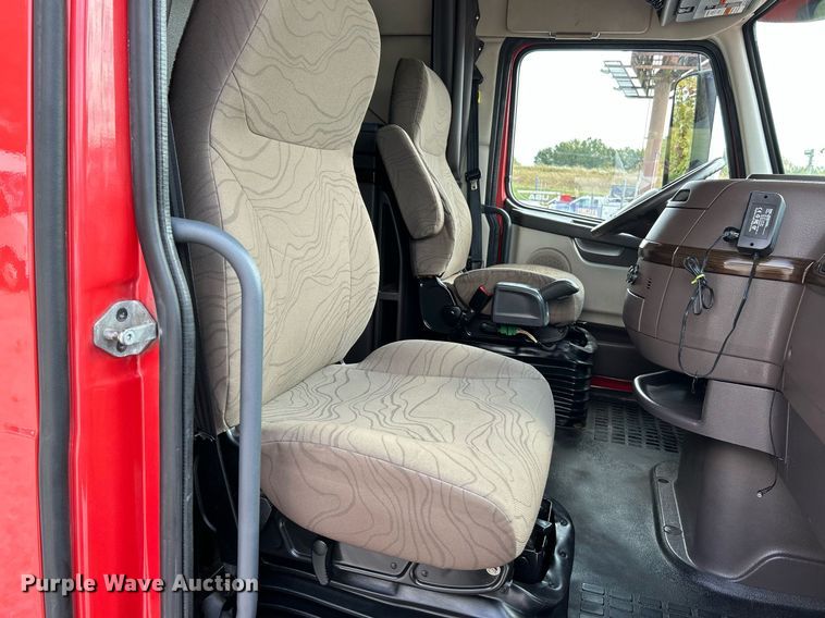 image for item NQ9863 2015 Volvo VNL  semi truck