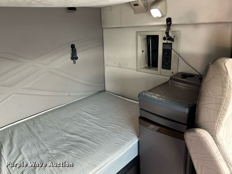 image for item NQ9863 2015 Volvo VNL  semi truck