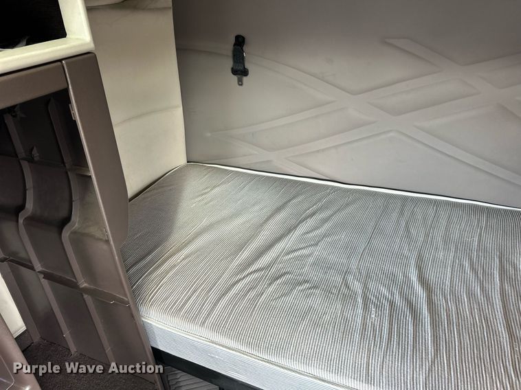 image for item NQ9863 2015 Volvo VNL  semi truck