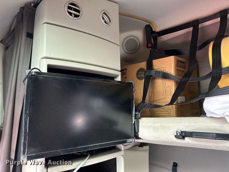 image for item NQ9863 2015 Volvo VNL  semi truck