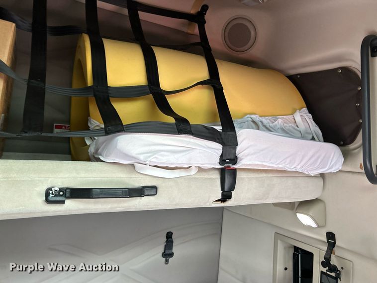 image for item NQ9863 2015 Volvo VNL  semi truck