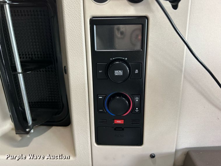 image for item NQ9863 2015 Volvo VNL  semi truck