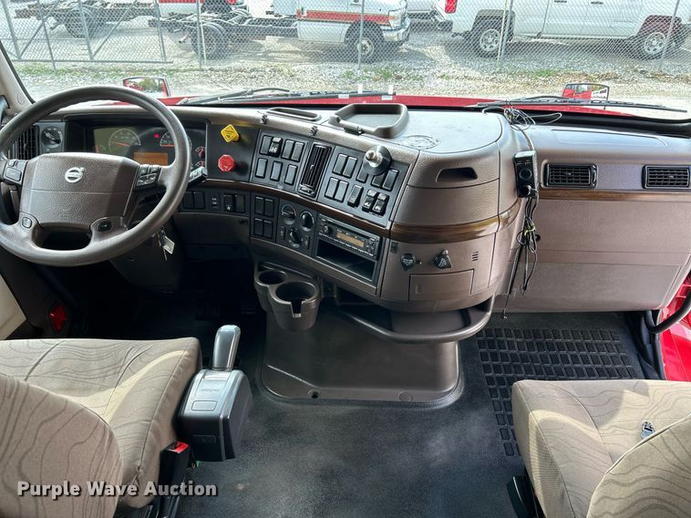 image for item NQ9863 2015 Volvo VNL  semi truck