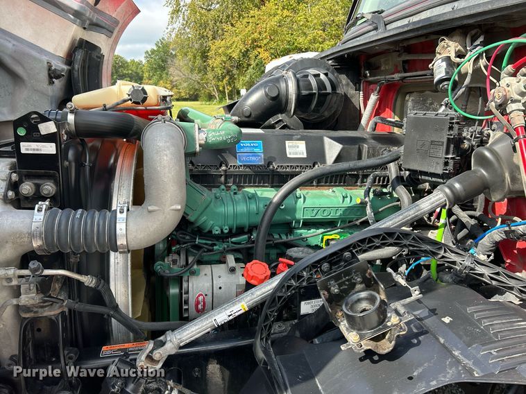 image for item NQ9863 2015 Volvo VNL  semi truck