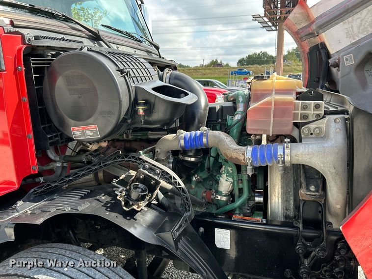 image for item NQ9863 2015 Volvo VNL  semi truck