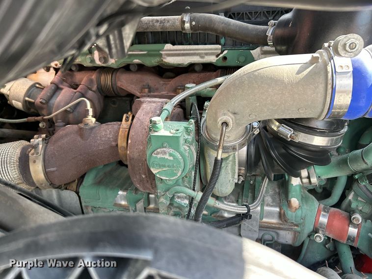 image for item NQ9863 2015 Volvo VNL  semi truck