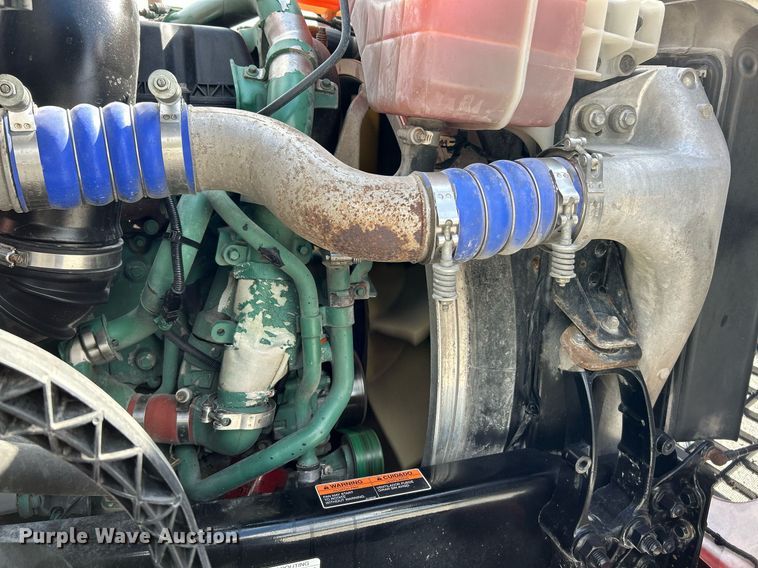 image for item NQ9863 2015 Volvo VNL  semi truck