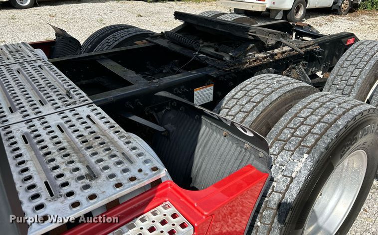 image for item NQ9863 2015 Volvo VNL  semi truck