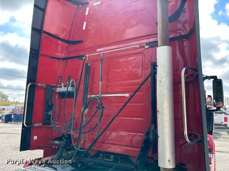 image for item NQ9863 2015 Volvo VNL  semi truck