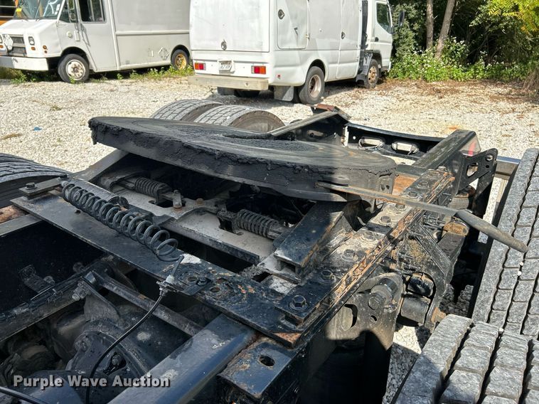 image for item NQ9863 2015 Volvo VNL  semi truck