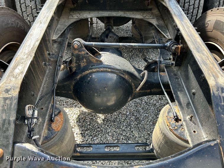 image for item NQ9863 2015 Volvo VNL  semi truck