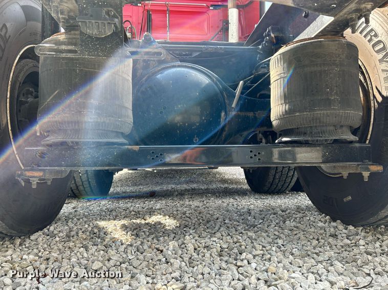 image for item NQ9863 2015 Volvo VNL  semi truck