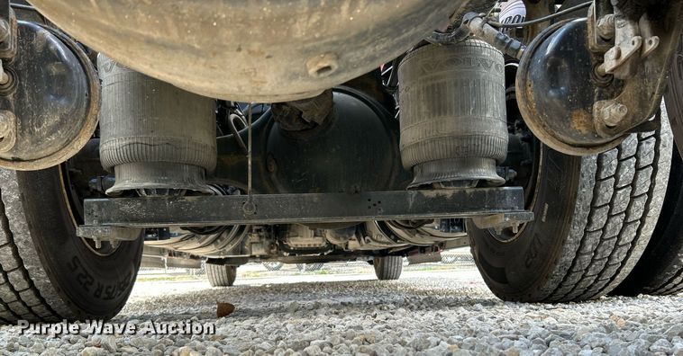 image for item NQ9863 2015 Volvo VNL  semi truck