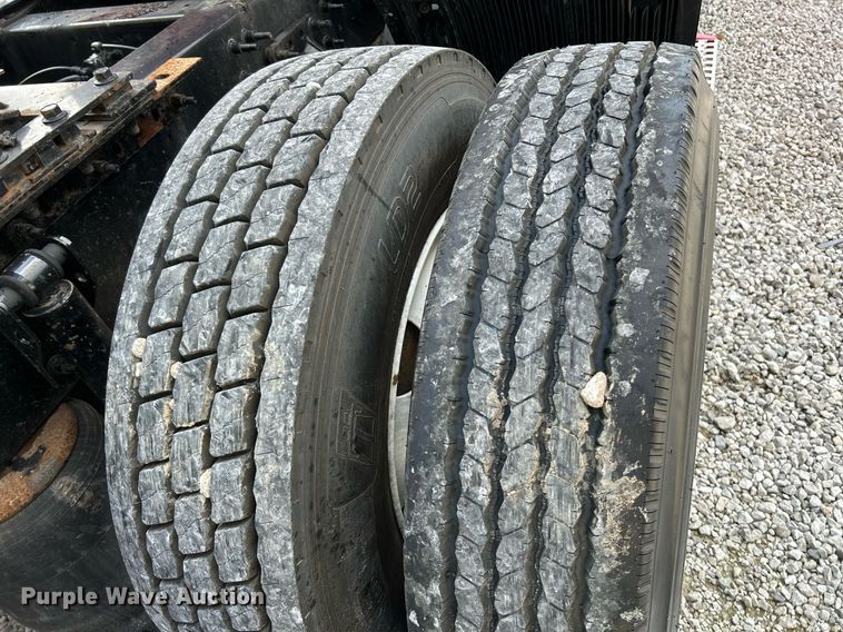 image for item NQ9863 2015 Volvo VNL  semi truck