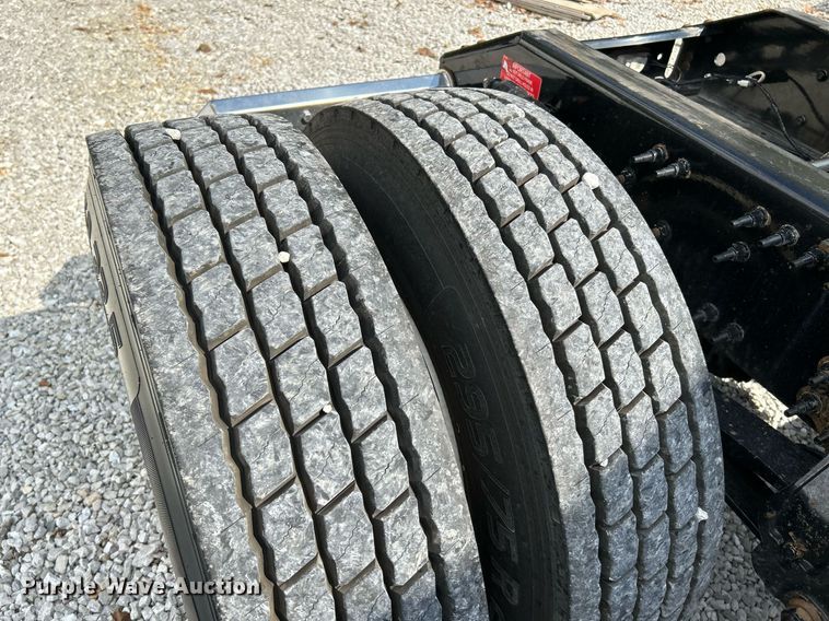 image for item NQ9863 2015 Volvo VNL  semi truck