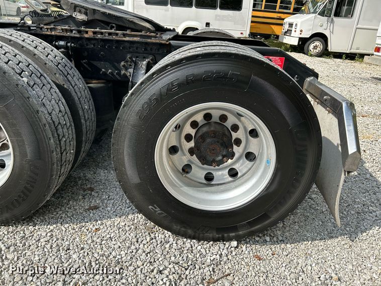 image for item NQ9863 2015 Volvo VNL  semi truck