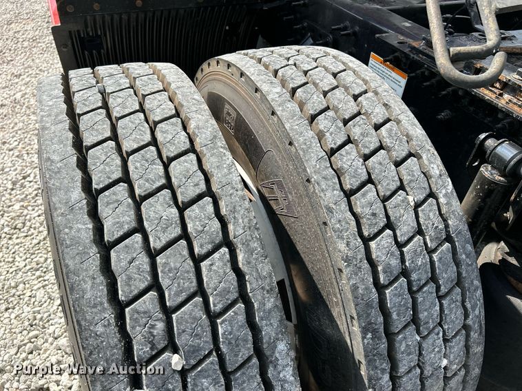 image for item NQ9863 2015 Volvo VNL  semi truck