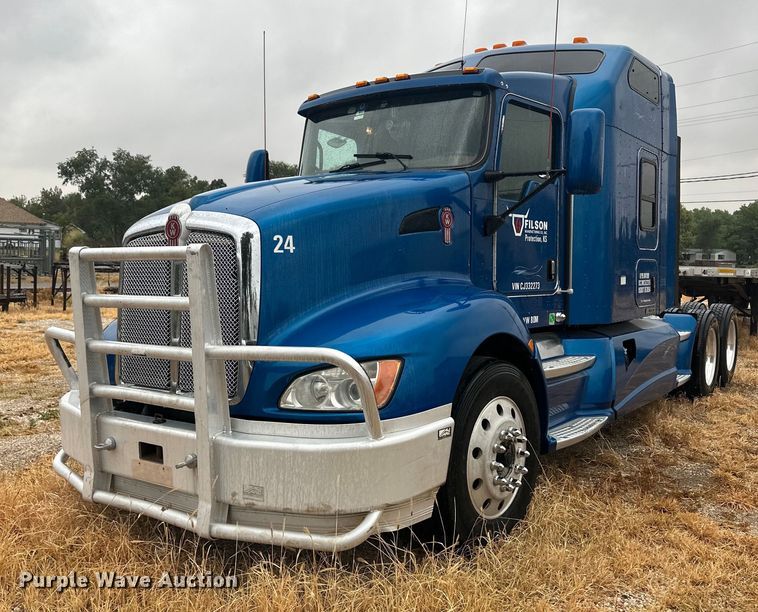 image for item OC9482 2012 Kenworth T600  semi truck