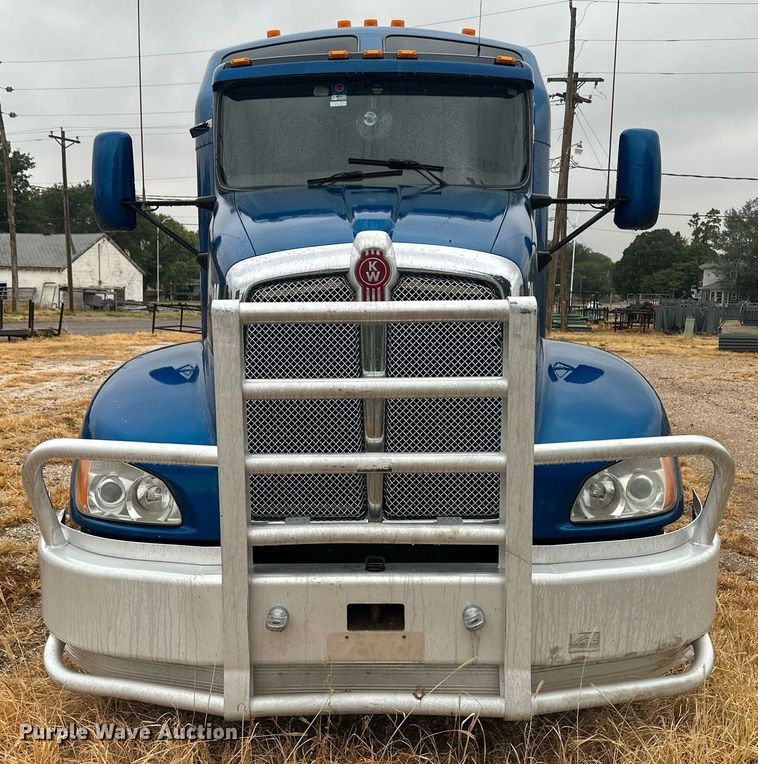 image for item OC9482 2012 Kenworth T600  semi truck