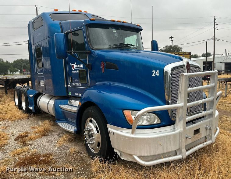 image for item OC9482 2012 Kenworth T600  semi truck