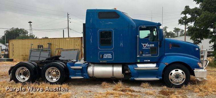 image for item OC9482 2012 Kenworth T600  semi truck