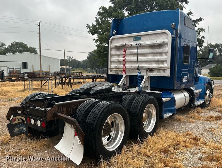 image for item OC9482 2012 Kenworth T600  semi truck