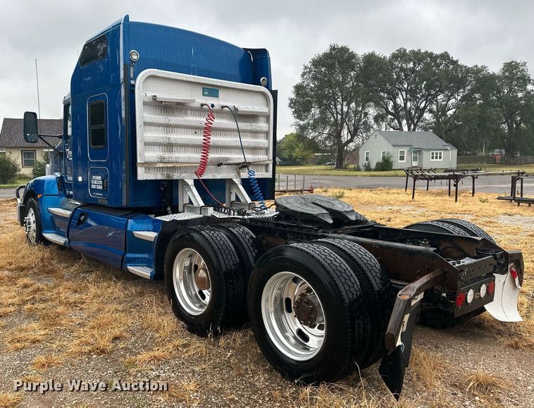 image for item OC9482 2012 Kenworth T600  semi truck