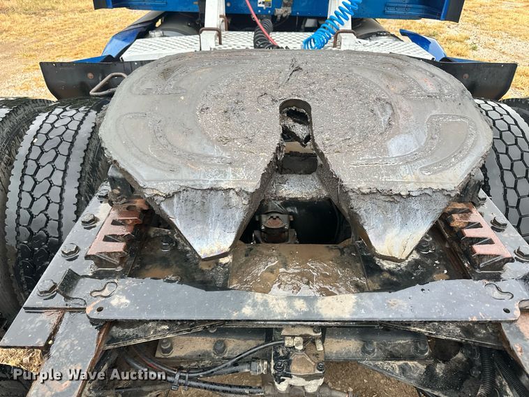 image for item OC9482 2012 Kenworth T600  semi truck