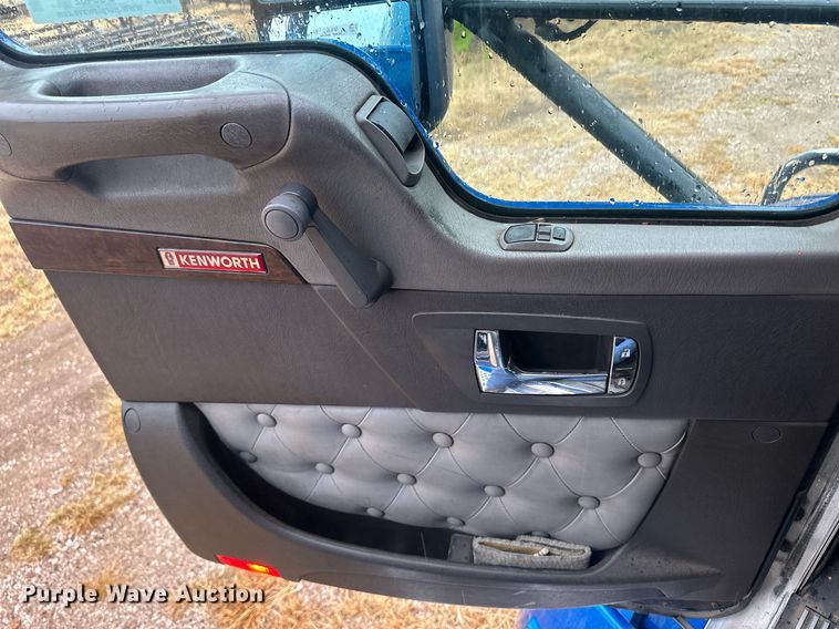 image for item OC9482 2012 Kenworth T600  semi truck