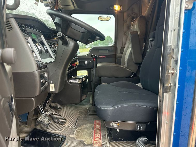 image for item OC9482 2012 Kenworth T600  semi truck