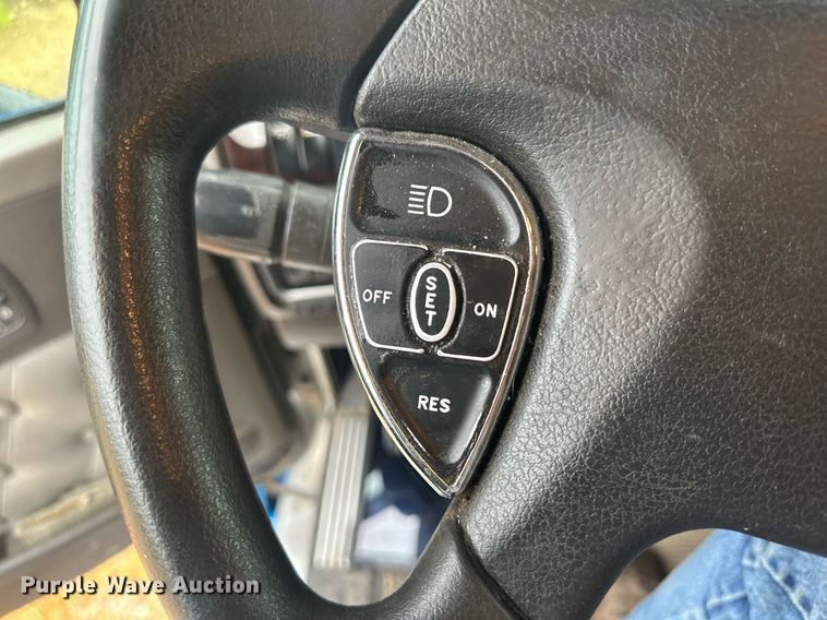 image for item OC9482 2012 Kenworth T600  semi truck