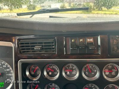 image for item OC9482 2012 Kenworth T600  semi truck