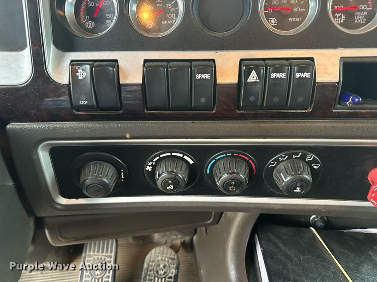 image for item OC9482 2012 Kenworth T600  semi truck