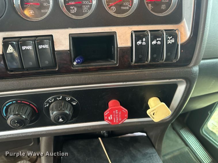 image for item OC9482 2012 Kenworth T600  semi truck