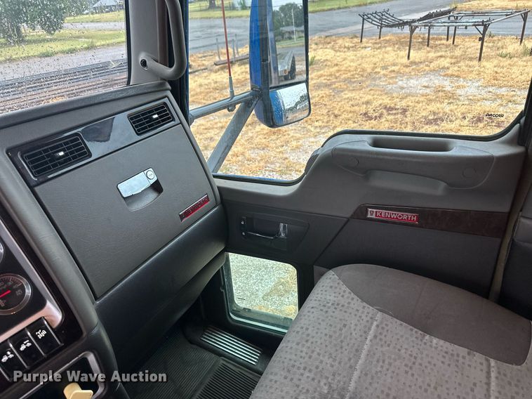 image for item OC9482 2012 Kenworth T600  semi truck